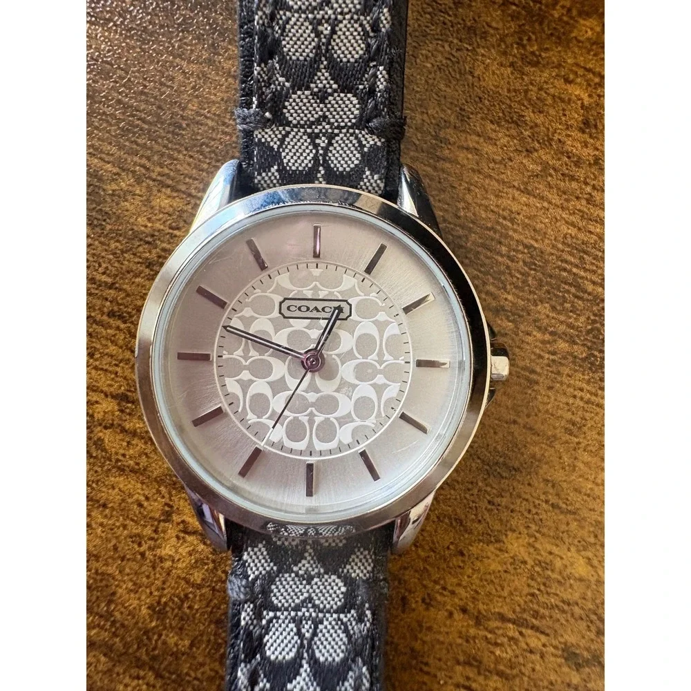 Coach Signature‎ C Leather Strap Watch Silver Tone W/ Box Needs Battery
